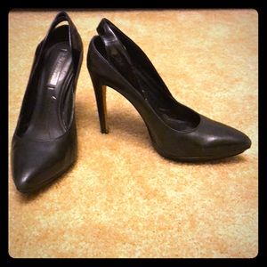 Sexy 4.5” BCBG black leather pumps!